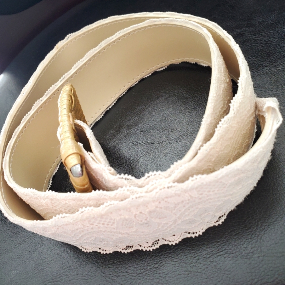 Belt with lace
